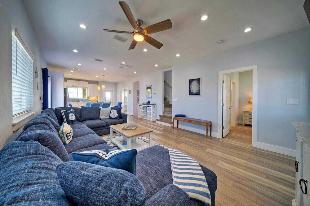 Sleeps 22! 2 Homes Priv Pool, Putting Green, Bar, Deck, Prime Port A Location