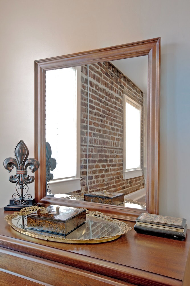 Newly Renovated 4 bed 3 bath & 2 Parking