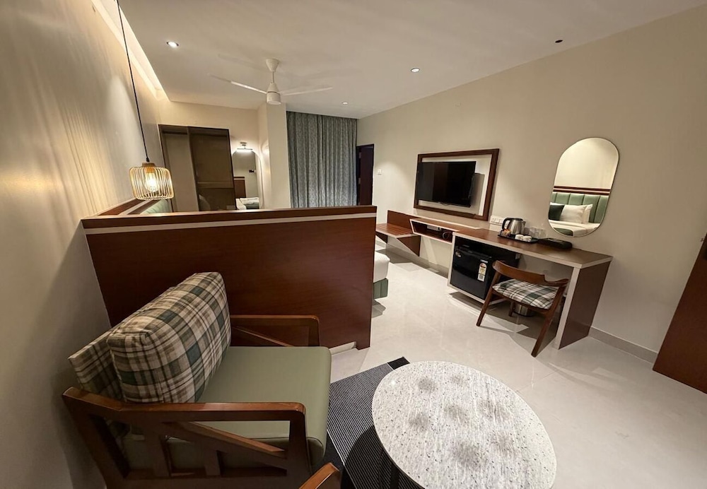 M R SUITES