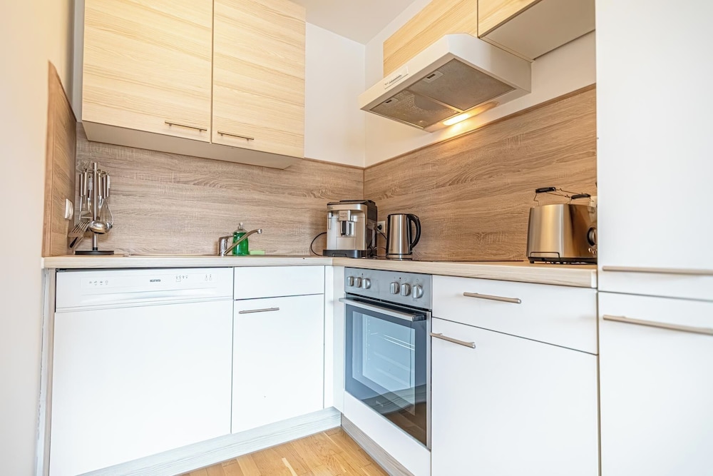 9 Min Metro City Center 1BR 1LR Apt