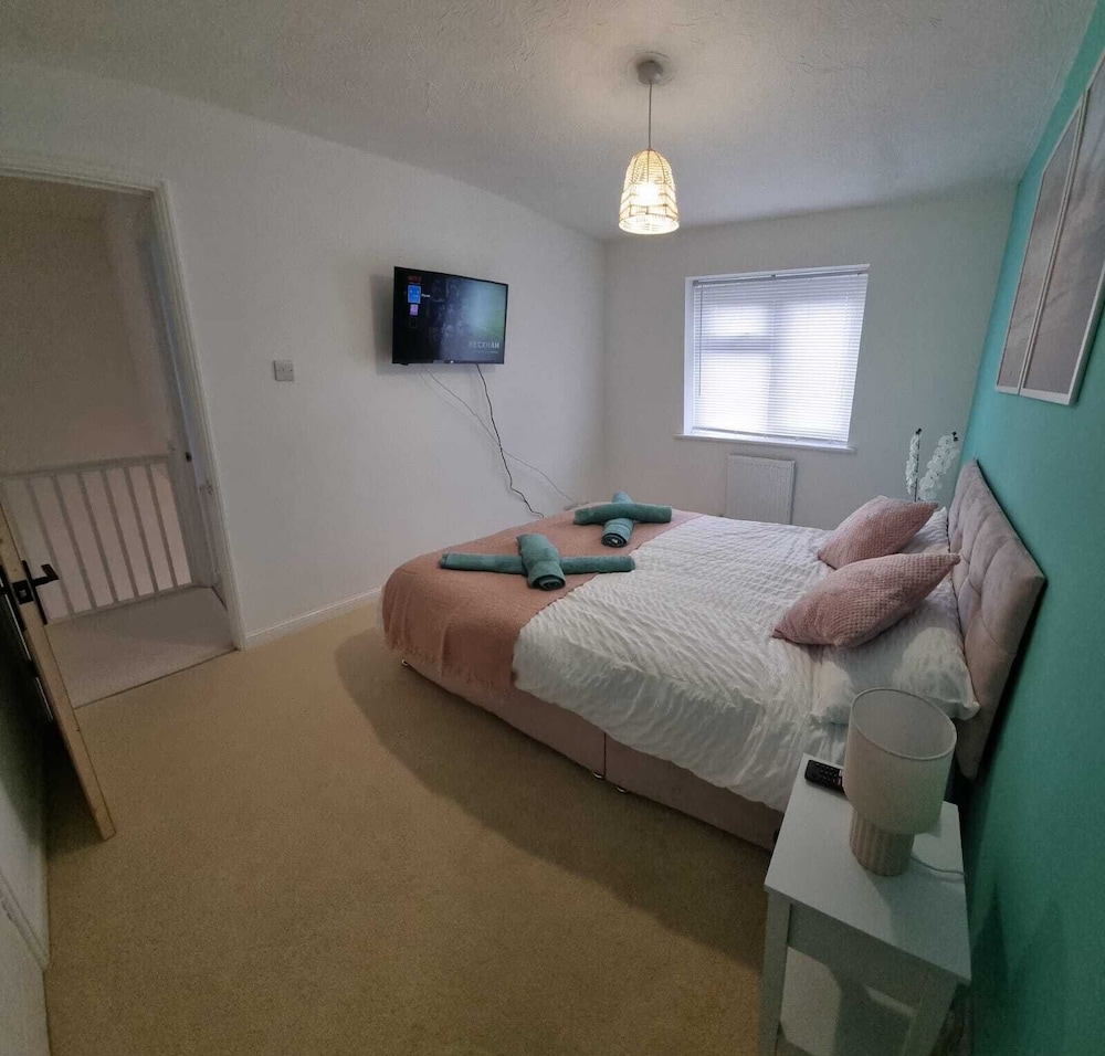 Stunning 3-bed Home Near City Centre, Chic Comfort view 3