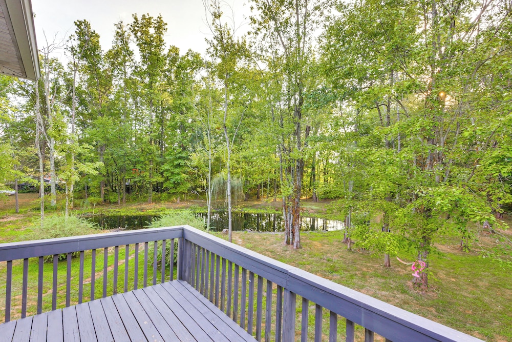 Large Yard w/ Pond: Family Retreat in New Albany!