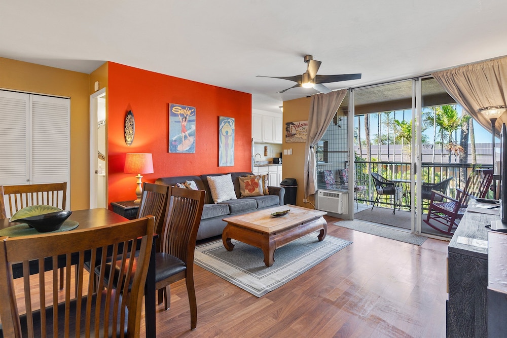 Kalama Terrace P-307 - 3rd-floor Walkup, 7 min Walk to Charley Young Beach, AC!