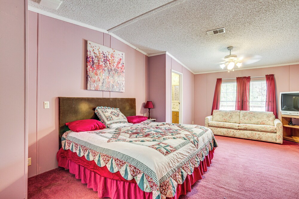 Near Historical Sites: Quiet St Helena Island Home