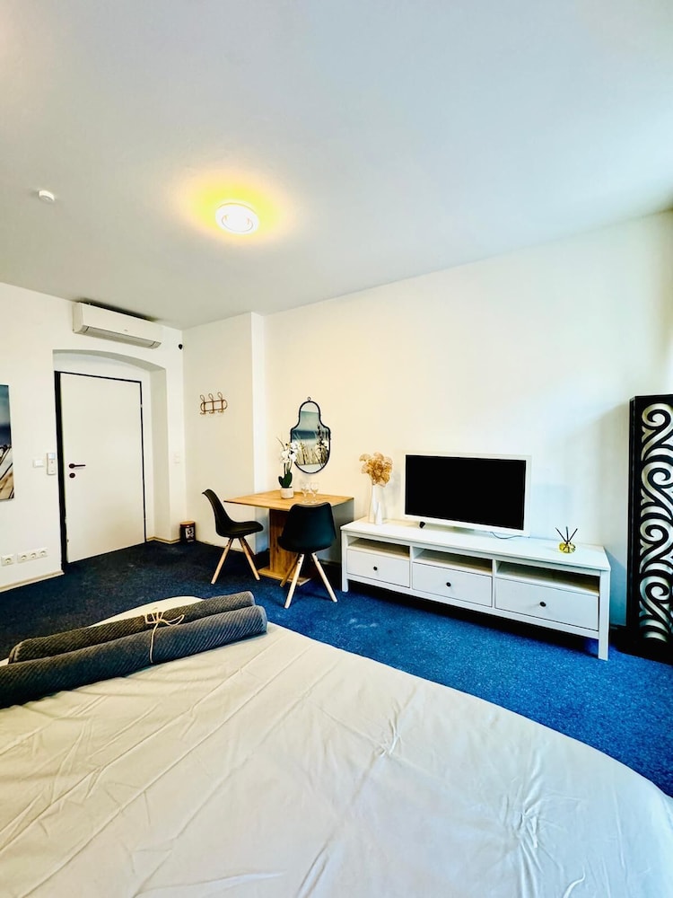 Spacious 7BR Apartment Prime Location