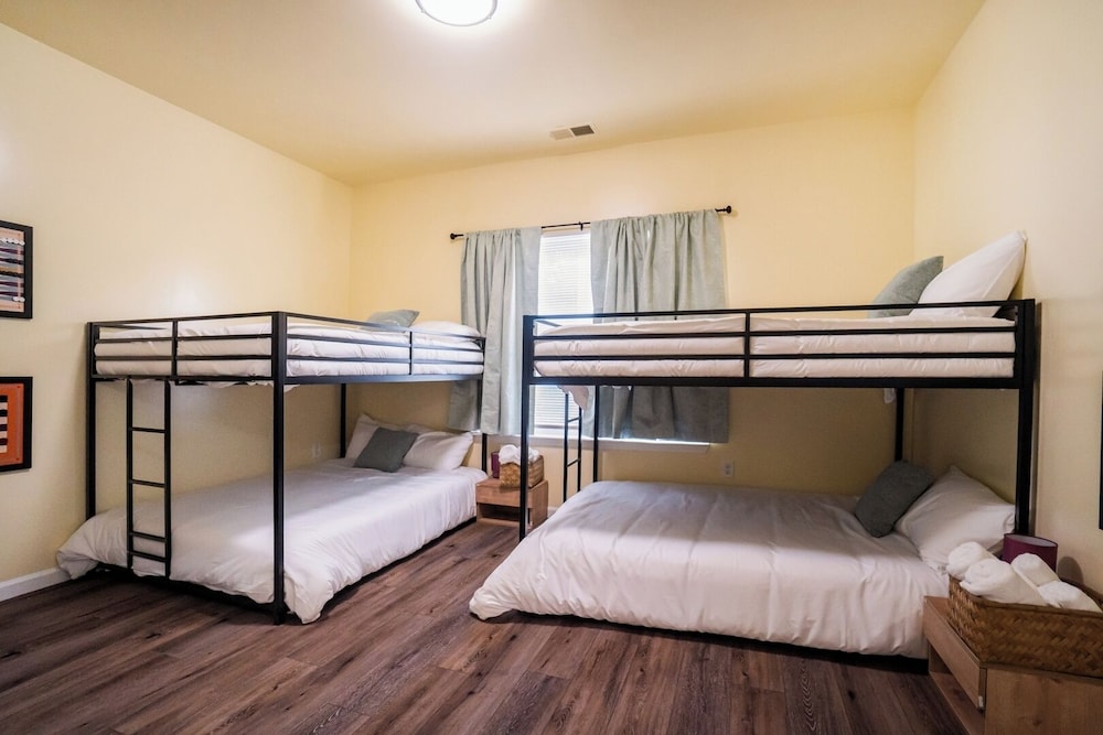 Family-friendly 3BR w/ Hot Tub & Games