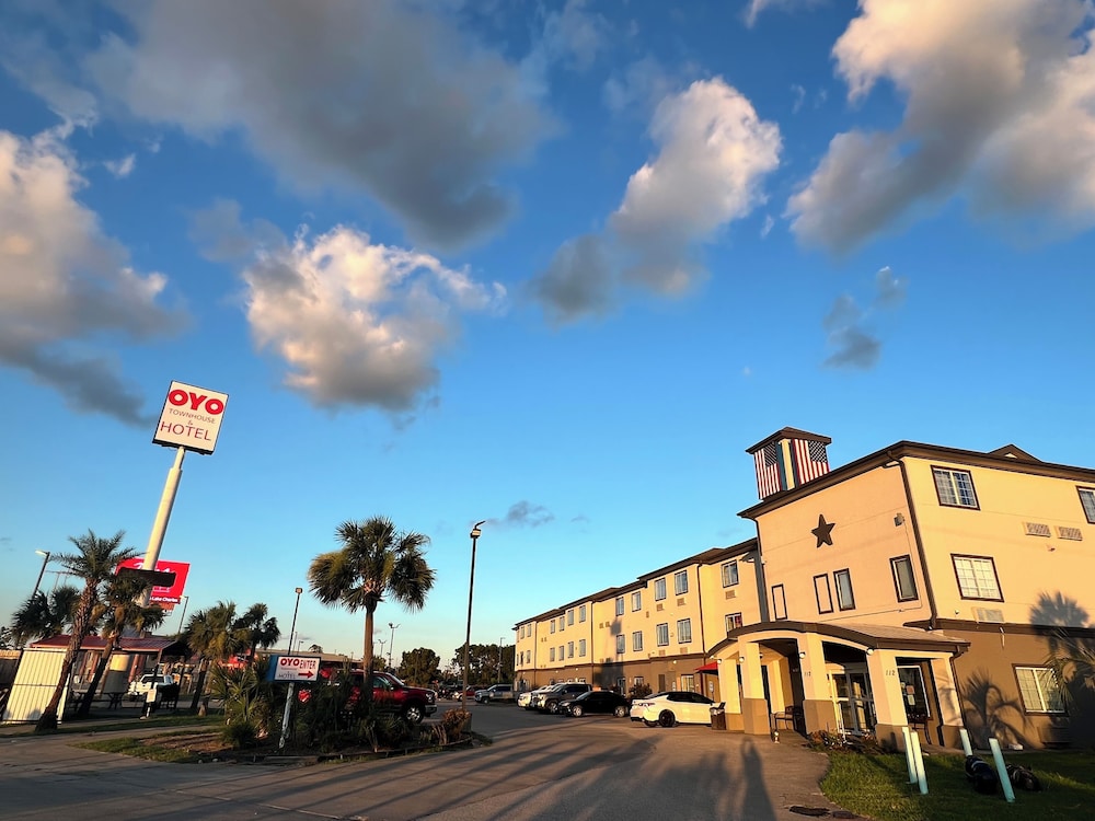 Oyo Townhouse Sulphur,LA Extended Stay I-10