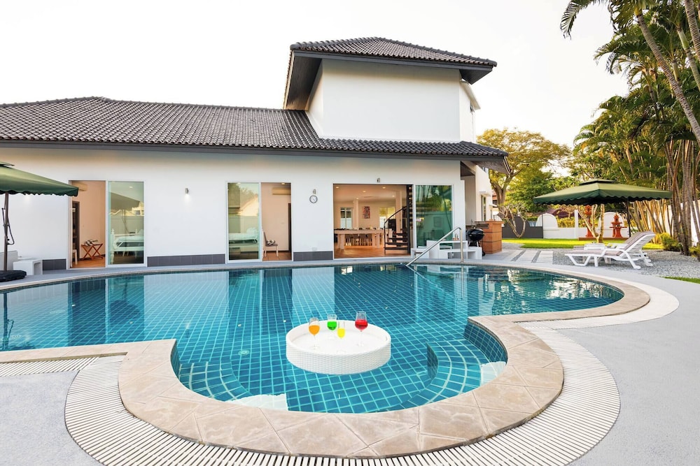 Luxury 4BR Private 425sqm Party Pool Villa