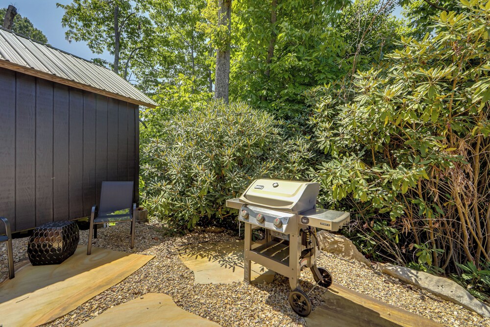Dreamy Penrose Cabin w/ Panoramic Mountain Views view 4