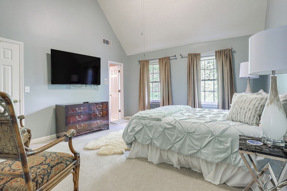 3 Mi to Roswell Riverwalk: Spacious Getaway!