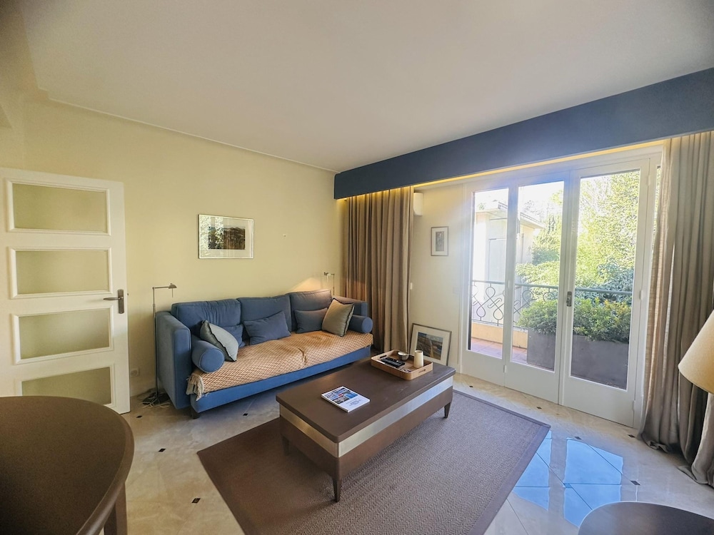 One Bed Apartment Just Minutes Walk From the Croisette and the Palais in a Secure Residence - 1693