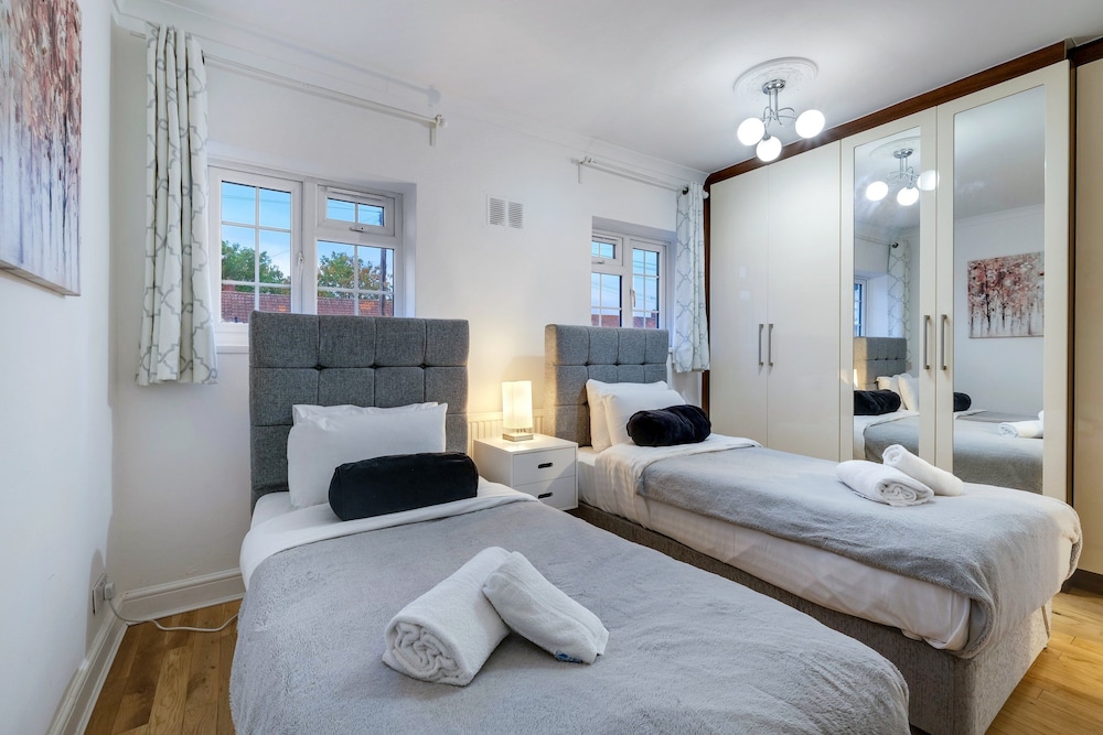 Modern 4 Bedroom Hse Garden in Feltham