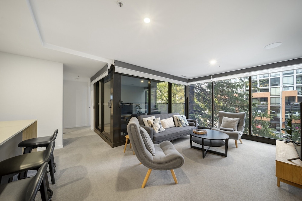 Chic Inner-city 2-bed Abode With Pool, Gym & Sauna