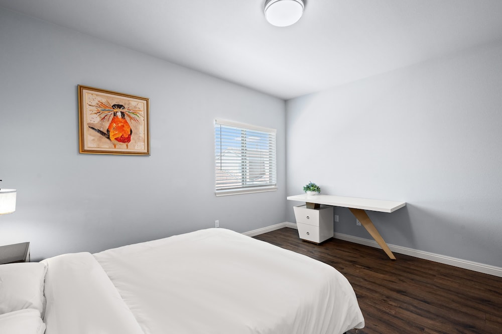 Modern Spacious Home Bright Family Group Friendly