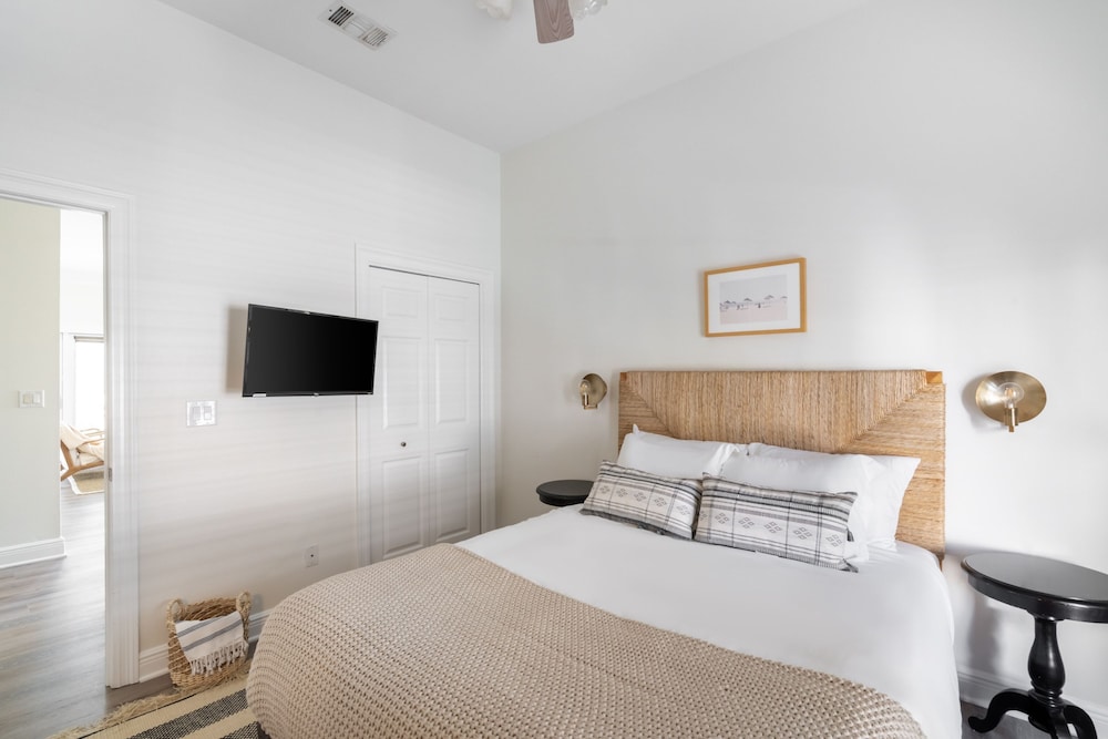 Fin by Avantstay 9 BR Destin Oasis With Pool Spa Walk to Beach