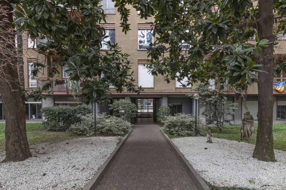 JOIVY Modern 2bed flat with balcony, 250m from M5 Foppa and M2 Sant'Agostino