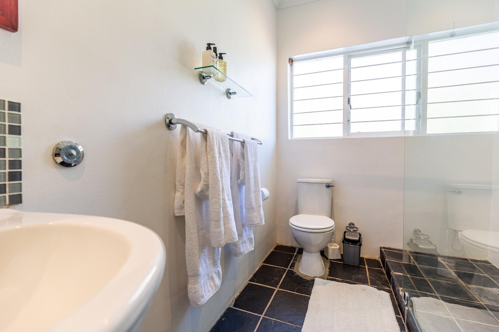 Camps Bay 4bed Home w Pool and Views Alma Marina