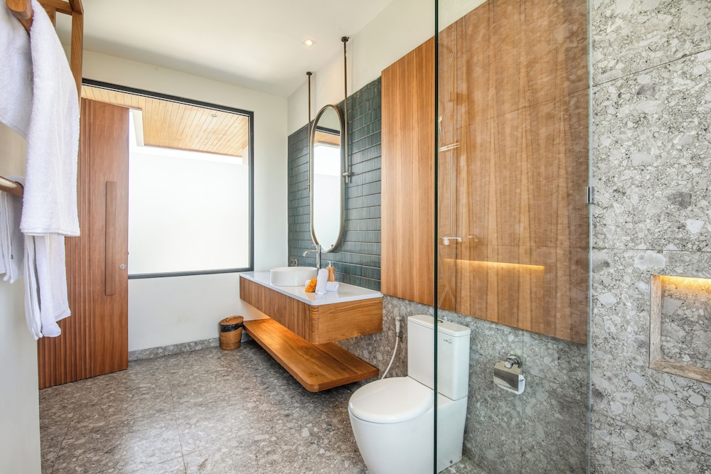 Luxury 5BR Villa, 200m to Brawah's Beach Bliss