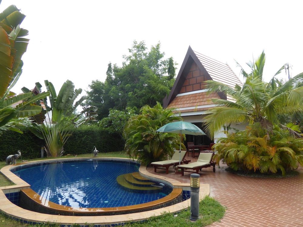 VIP Chain Resort Pool Villa