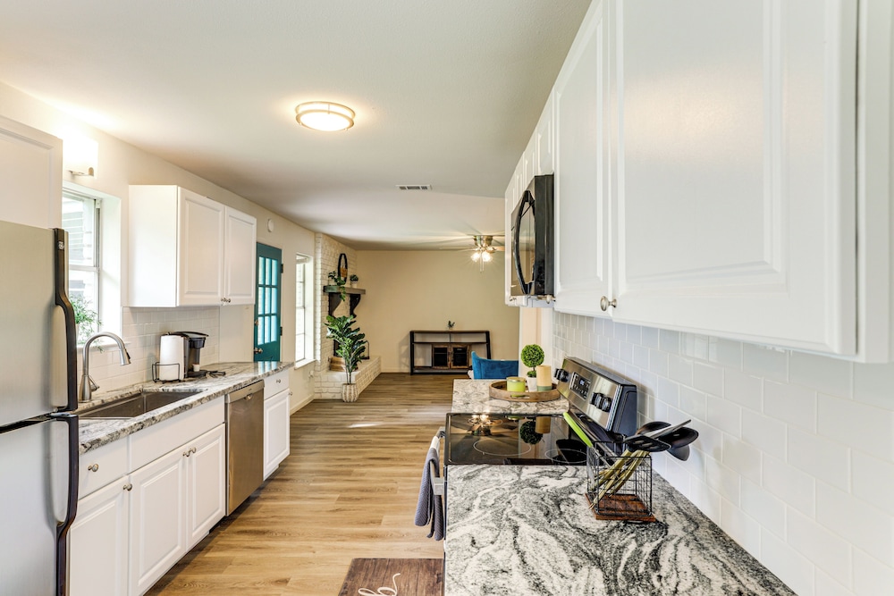 Near Shops & Eats: Commuter-friendly Fwtx Home