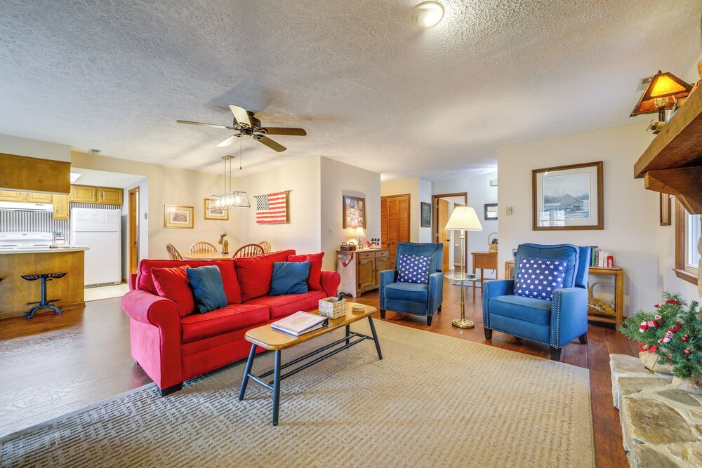 Walk to Golf Course, Mtn-view Maggie Valley Duplex
