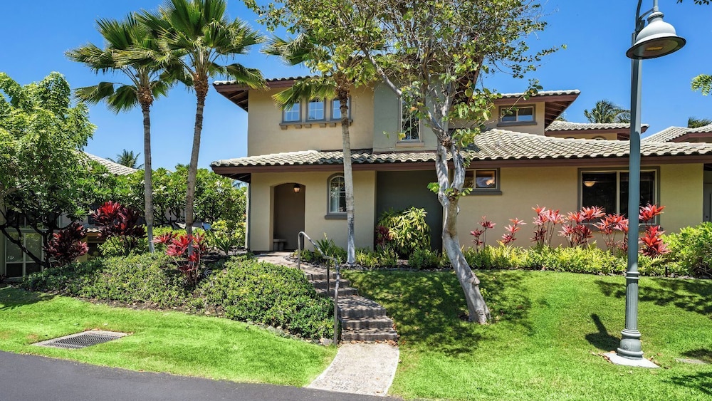 Tropical Escape w/ Lanai, BBQ & Resort Amenities - Vrkcv