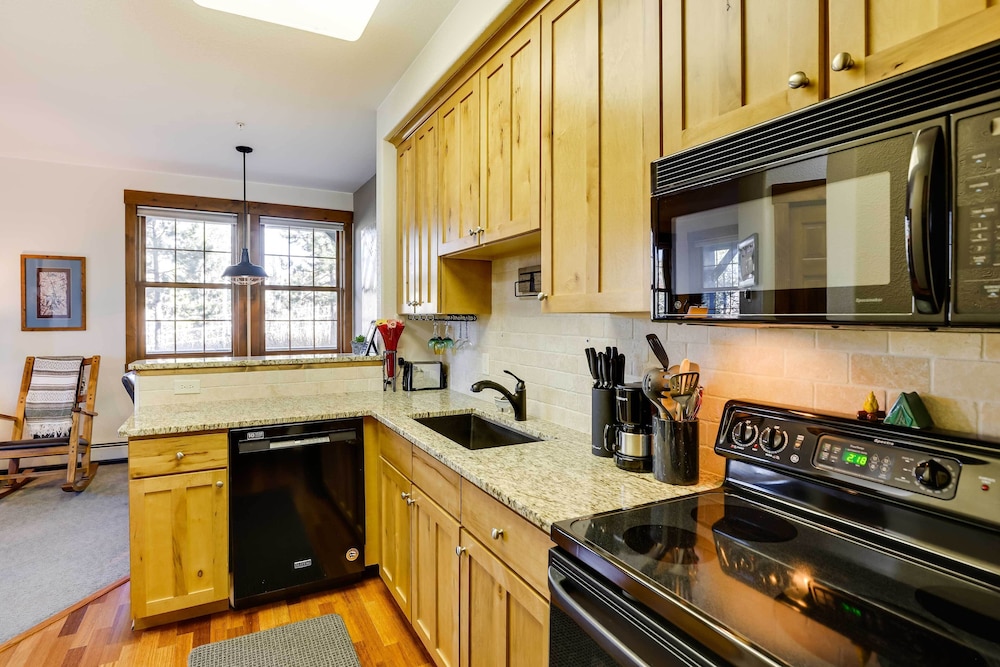 Ski-in/ski-out Granby Ranch Condo w/ Fireplace! view 5