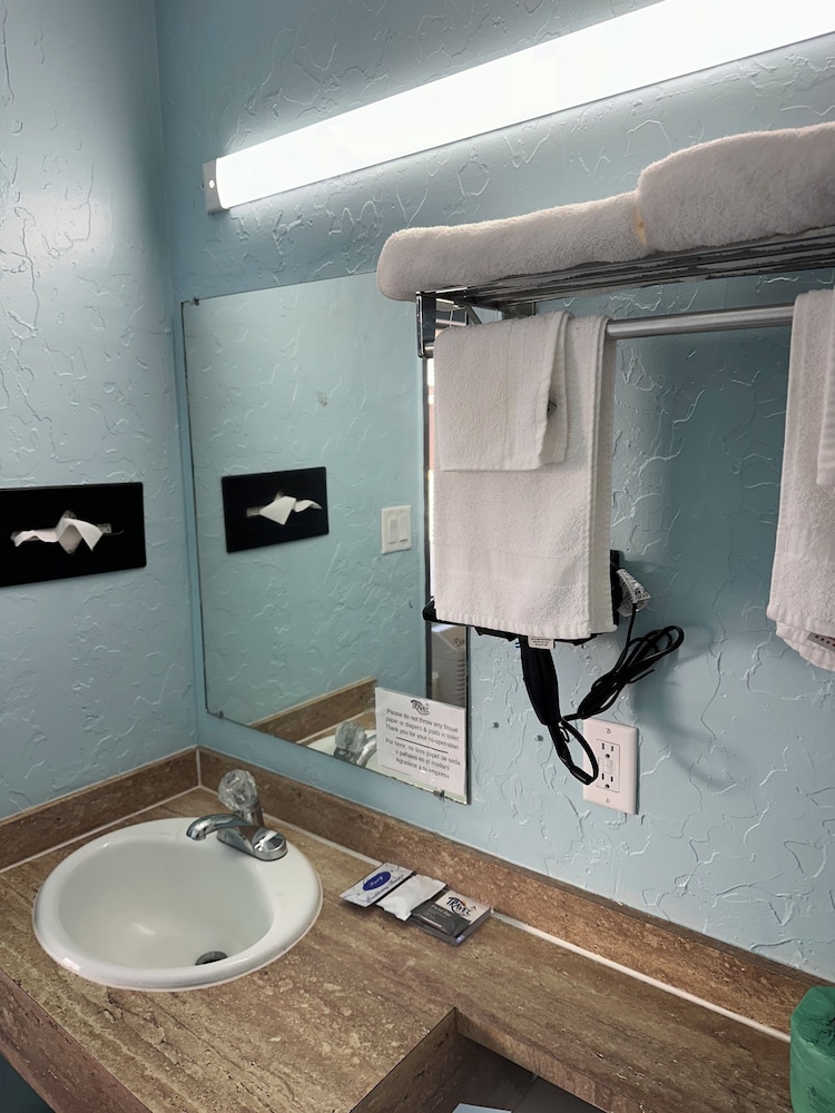 Emporia Vacations - Travel Inn  Suites - Property Image 16