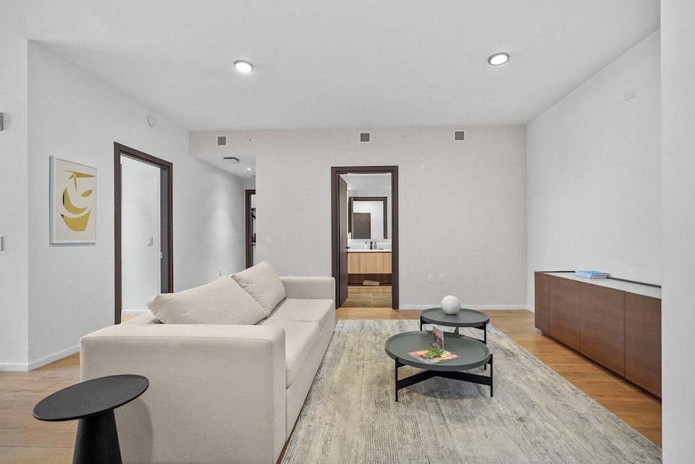Bayside Apt with Stunning City Views