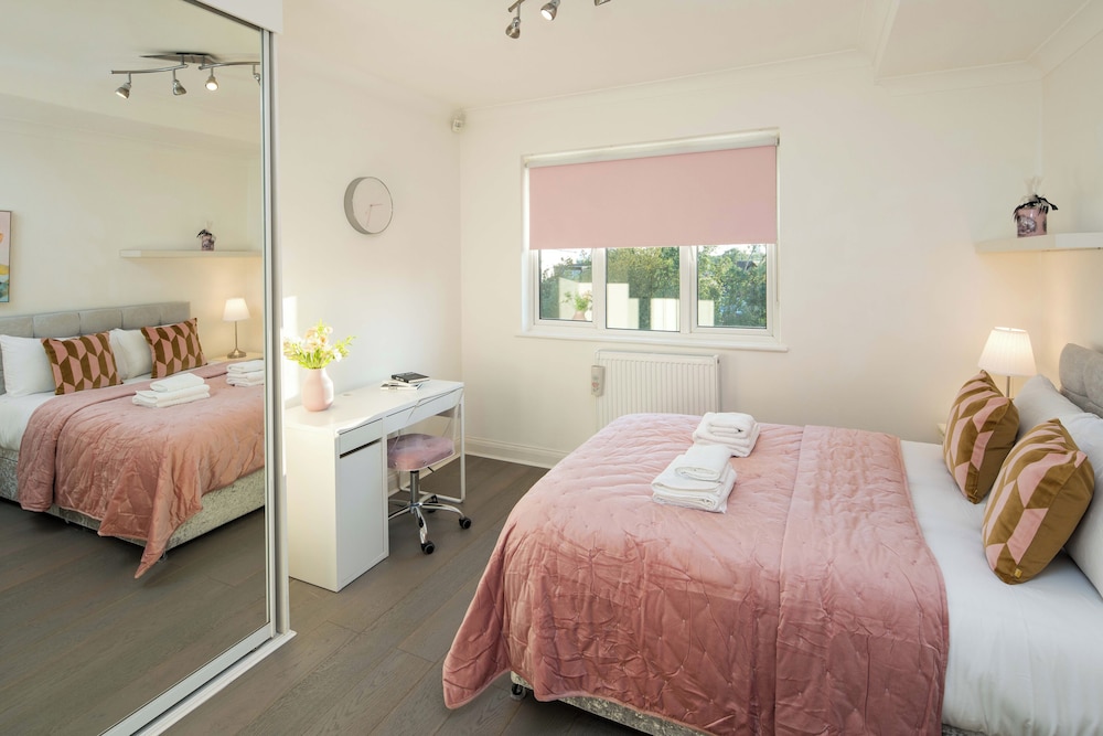Luxurious 6-bed House With Pool and Free Parking