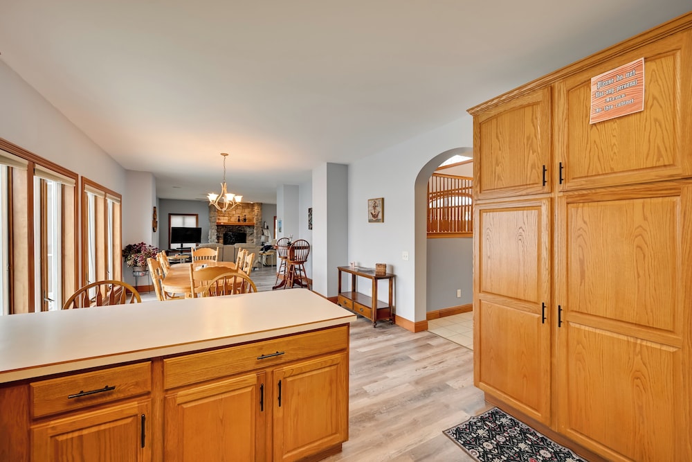 Hot Tub & Dock: Waterfront Lake Hamilton Home