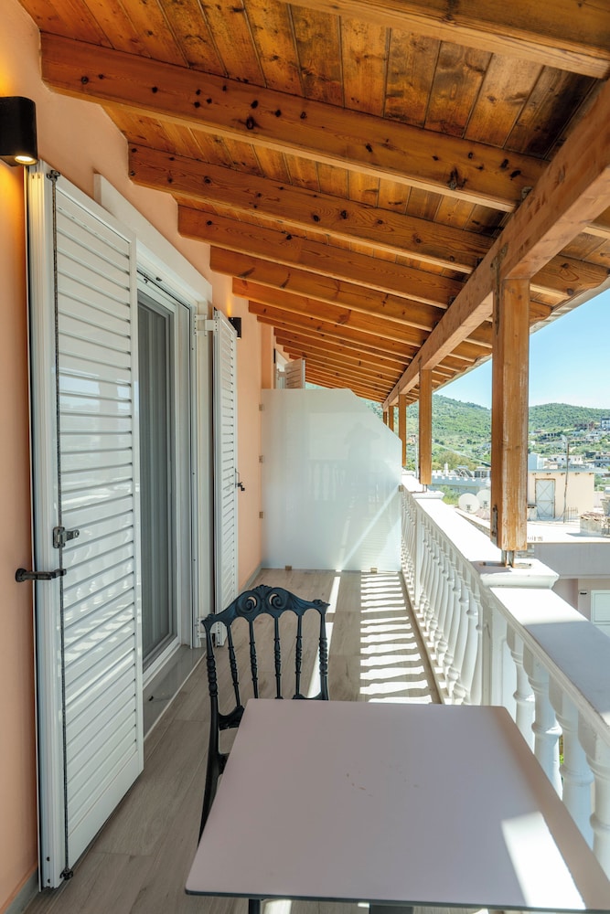 Sunny Villa