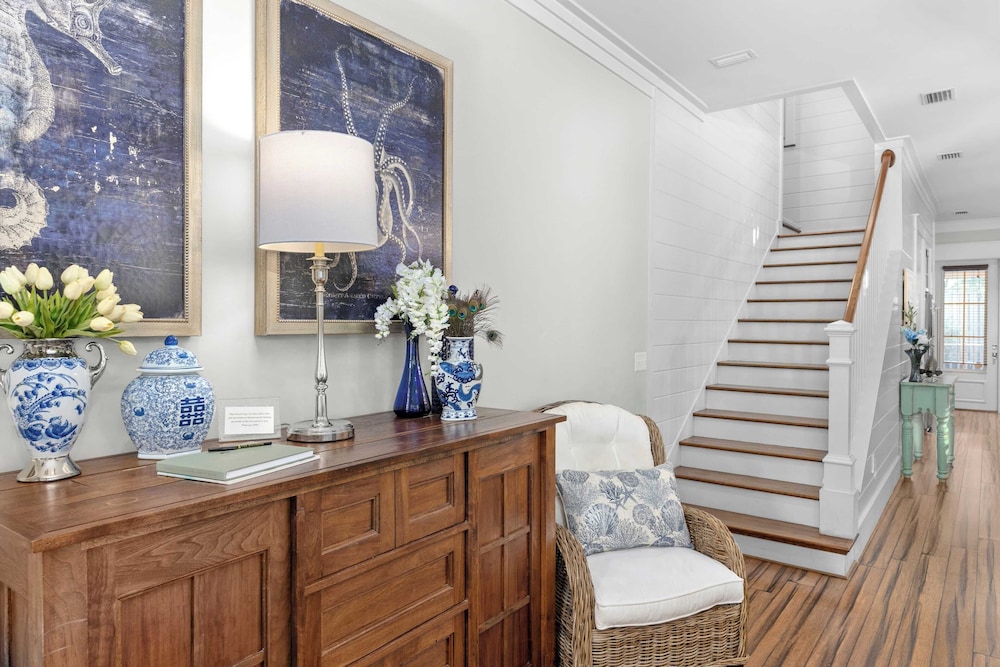 Seagrove Gardens Mins to the Beach, Santa Rosa Retreat w/ Golf Cart, A+ Design