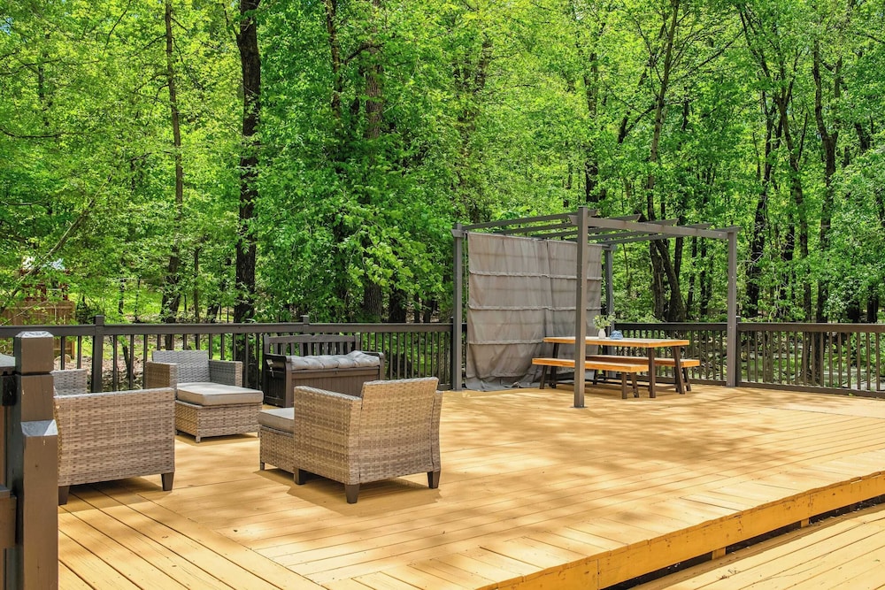 Stylish Mountain Retreat w/ Hot Tub & Firepit Penn Estate Getaway by Avantstay