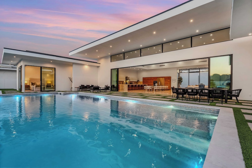 Fine Luxe Retreat w/ Pool & Hot Tub Bravo Villa #15 by Avantstay