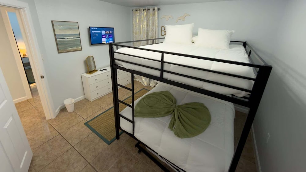 Sleeps 10 Direct Beach Heated Pool 3 Bedroom Apts