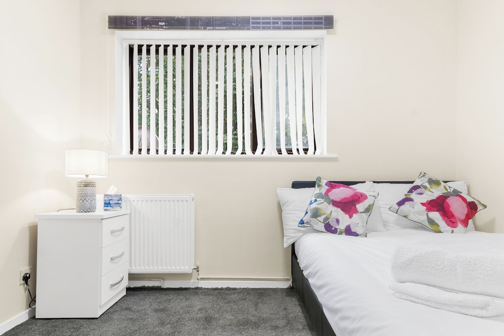 7 bed House for HS2 Contractors & Corporate Travel view 3