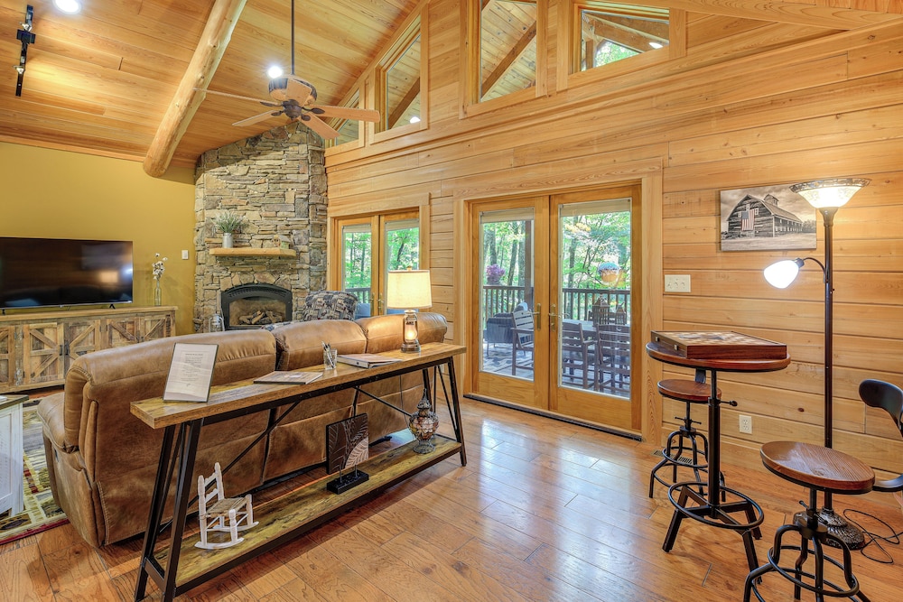 Near Boone-custom Built Cabin: 3 BR 3 BA W/hot Tub