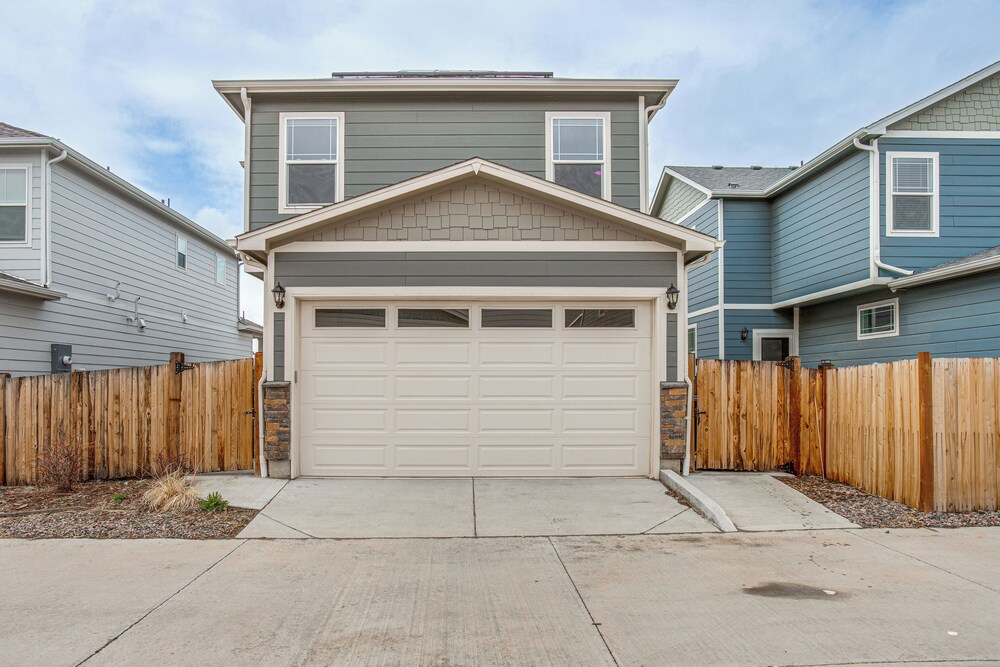 Perfect for Families! Quiet Aurora Home