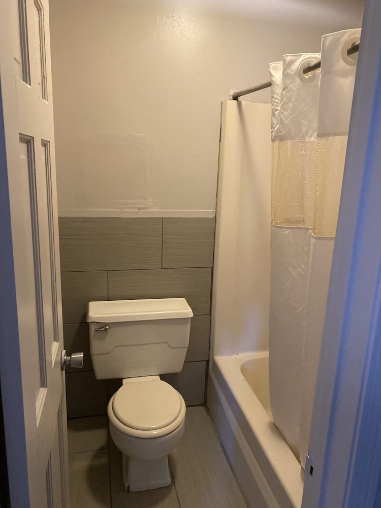 Colonial Manor Motel - Property Image 11