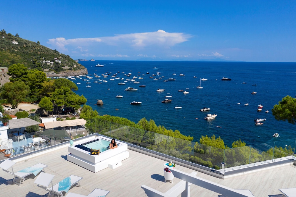 Villa By The Beach With Sea-View And Luxury Amenities