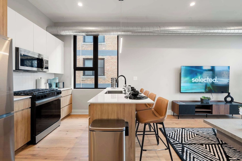 Edgewater Gem Stylish 2BR Apartment Near Lake
