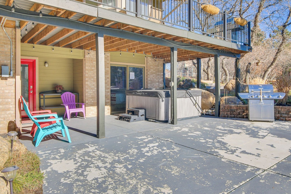 Private Hot Tub, 4 Mi to Usafa: Cozy Apartment!