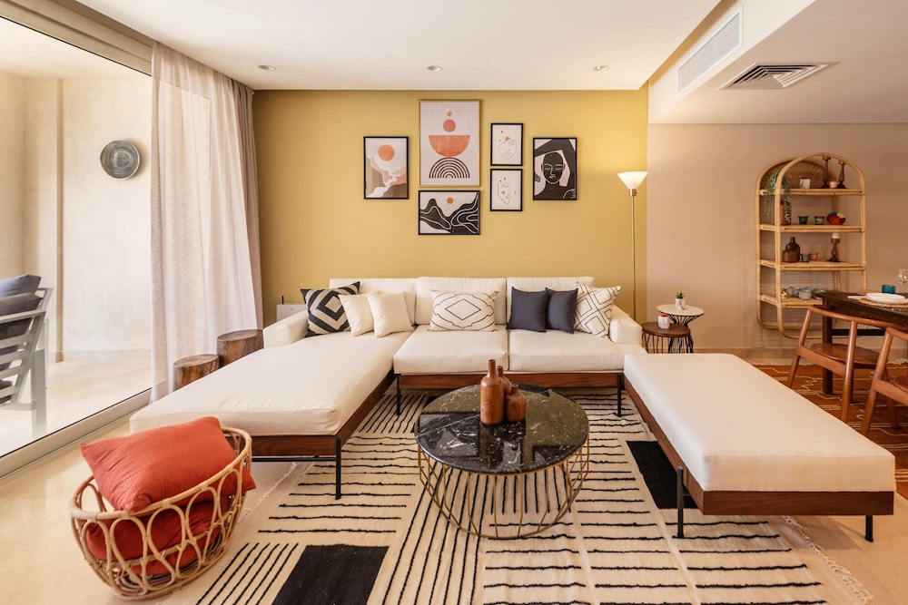 Xuru Stays I Exotic 1bdr w/ Outdoor Terrace Pool & Beach Access