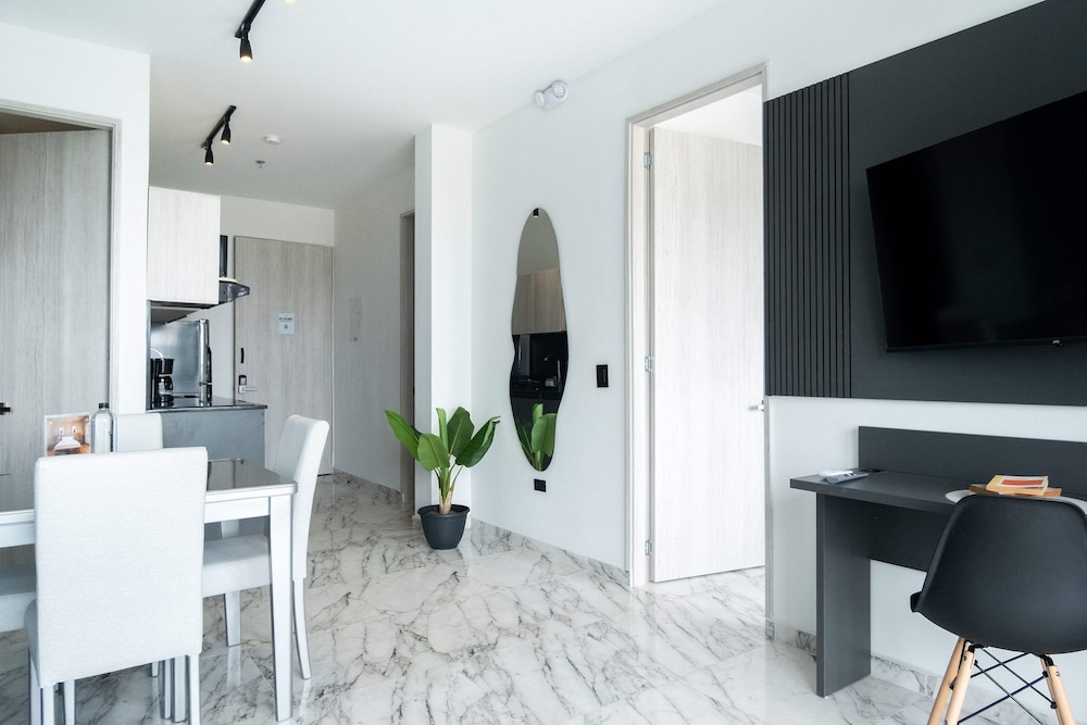 w Lovely 2BR w Balcony Near C Amurallada