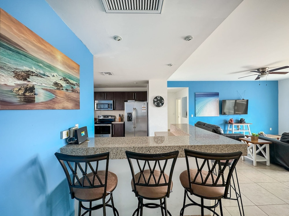 Admire Sea View From a Stunning Condo