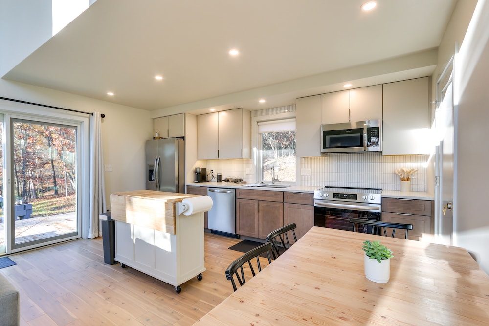 Modern Berkeley Springs Cabin w/ Private Hot Tub! view 4