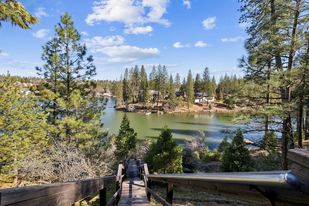 Golden Peak Cabin 3 Bedroom Home by Yosemite Region Resorts