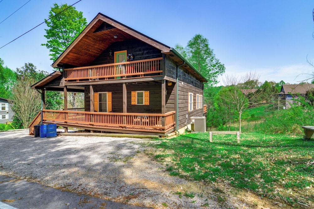 3 Mi to Marina: Cabin w/ Hot Tub in Byrdstown!
