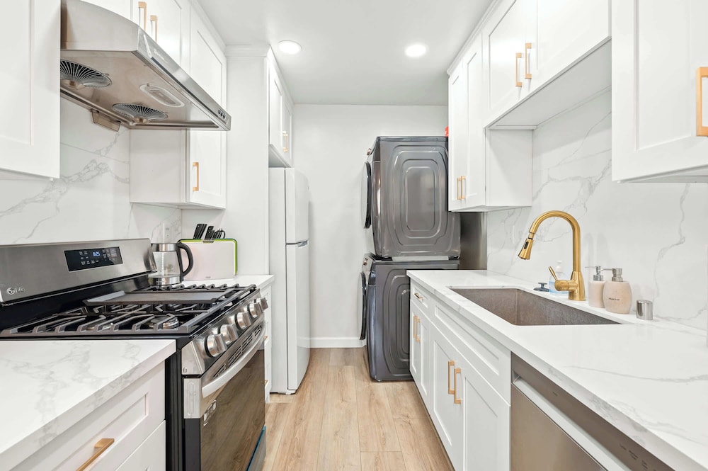Modern Cozy Retreat Stylish Stay With Patio & Parking